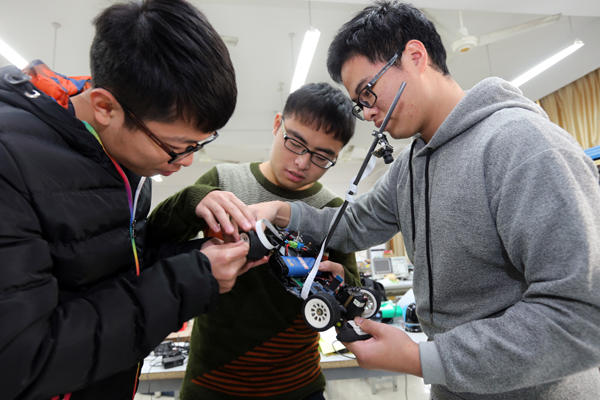 1527208687136152.jpg 学生正在制作智能小车.jpg