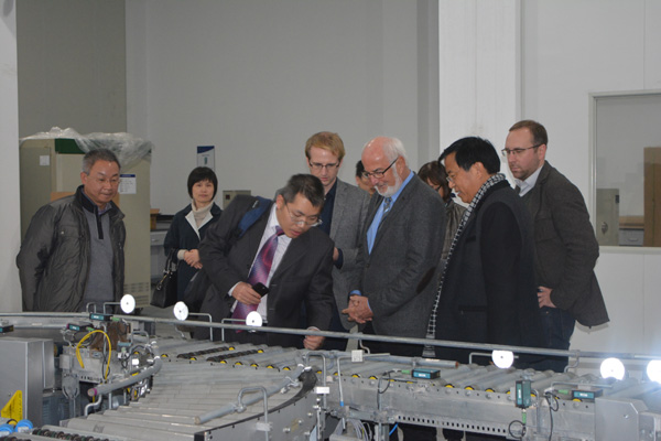 1527208628912574.jpg 德国专家参观重点实验室.jpg