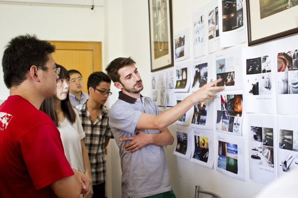 1527208652680547.jpg 德国教授指导学生项目实习.jpg