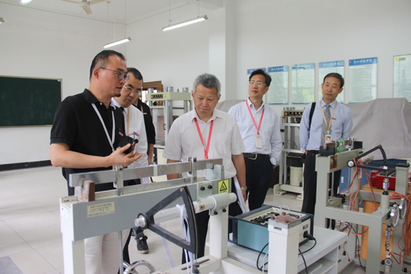 1527486157681924.jpg 专家组走访实验室.jpg